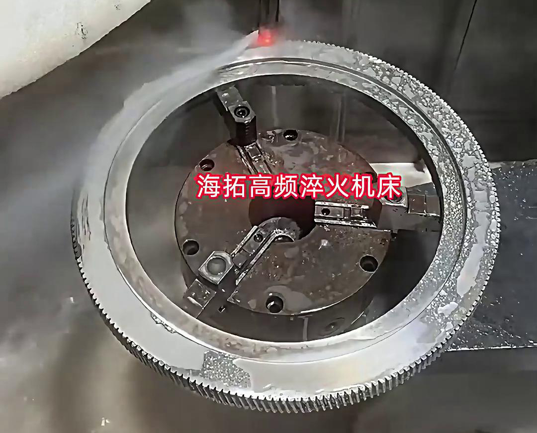 齒輪高頻淬火機床是一種高效、精確的齒輪淬火熱處理設(shè)備