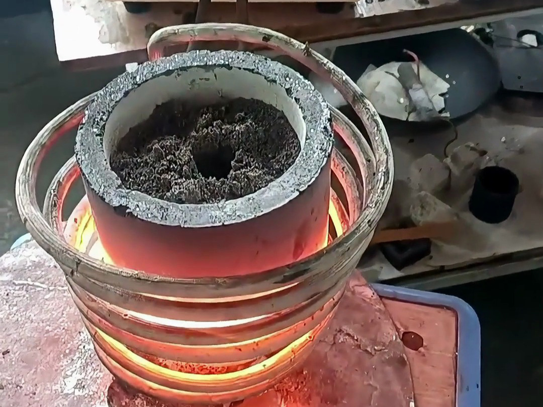 海拓高頻熔煉爐礦石熔煉實(shí)測：金屬含量達(dá)標(biāo)即可提煉，原礦篩選后輕松分離！