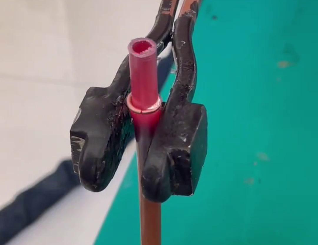 散熱器銅管對接焊用手持式高頻機，只要三秒就可以焊接完成，看一看效果如何