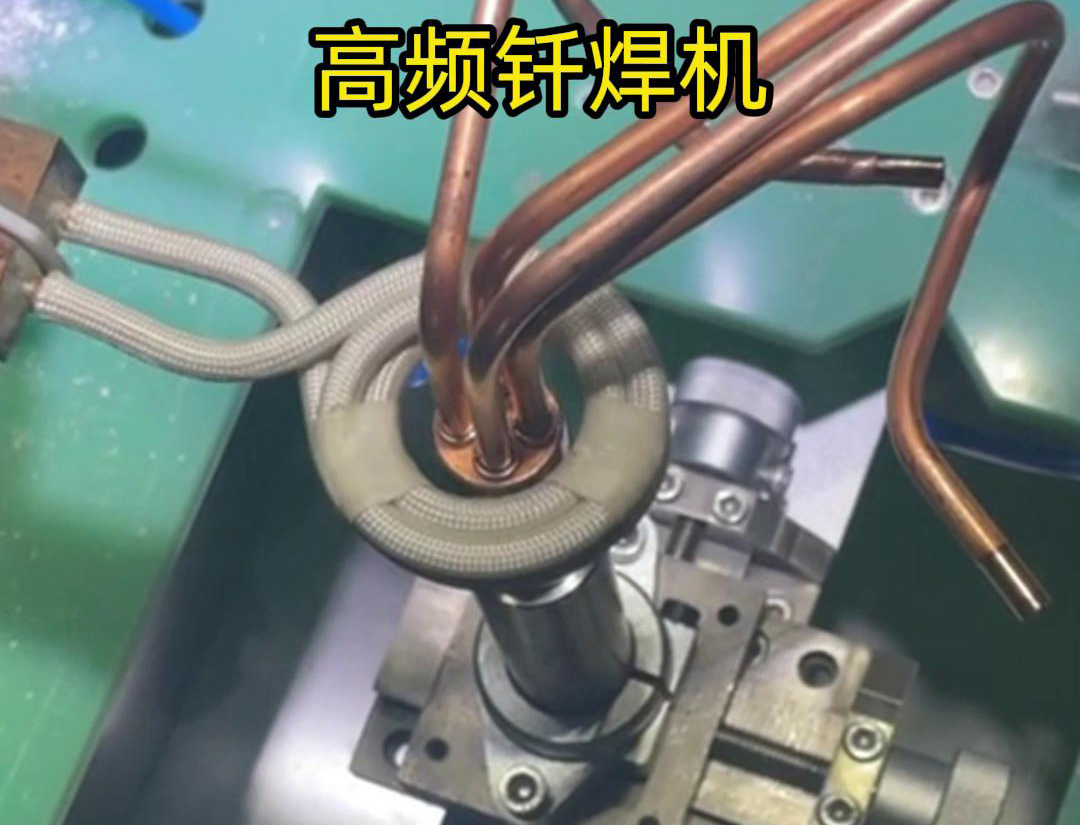 在雙工位自動(dòng)感應(yīng)釬焊設(shè)備中，每個(gè)工位都配備了獨(dú)立的感應(yīng)加熱系統(tǒng)和釬焊工具，確保兩個(gè)工位可以同時(shí)進(jìn)行焊接作業(yè)
