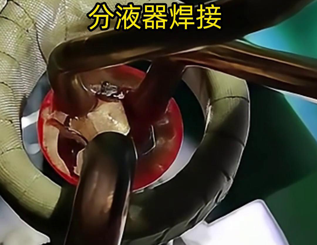 分液器銅管的高頻焊接是一種利用高頻電流在工件中產(chǎn)生熱效應(yīng)，使接觸部位熔化，形成永久連接的工藝