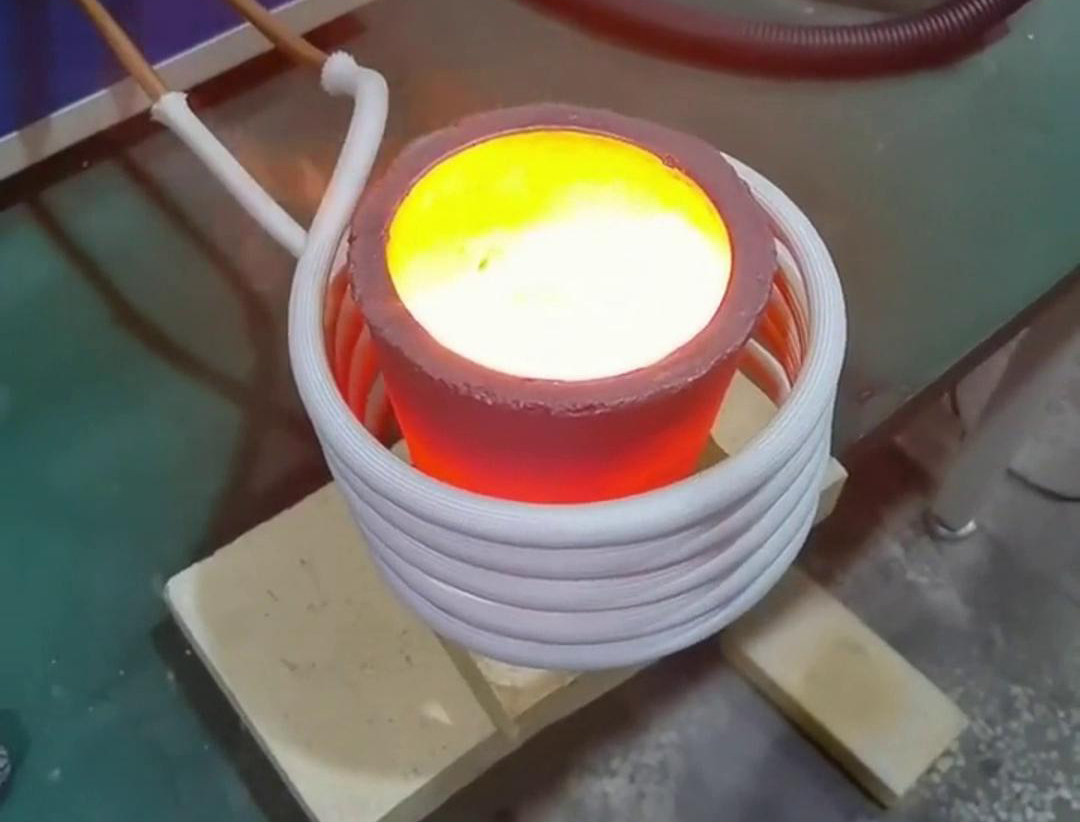 小型高頻熔鋁爐是一種高效、節(jié)能的熔煉設備，適用于鋁合金的快速熔化。