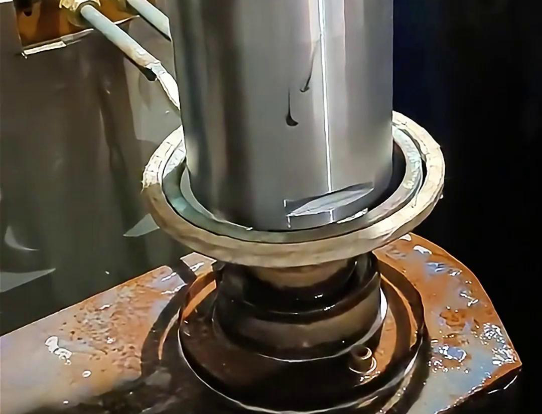 高頻淬火機床具有多個顯著的優(yōu)點，淬火速度快，通常只需幾秒鐘即可完成淬火過程