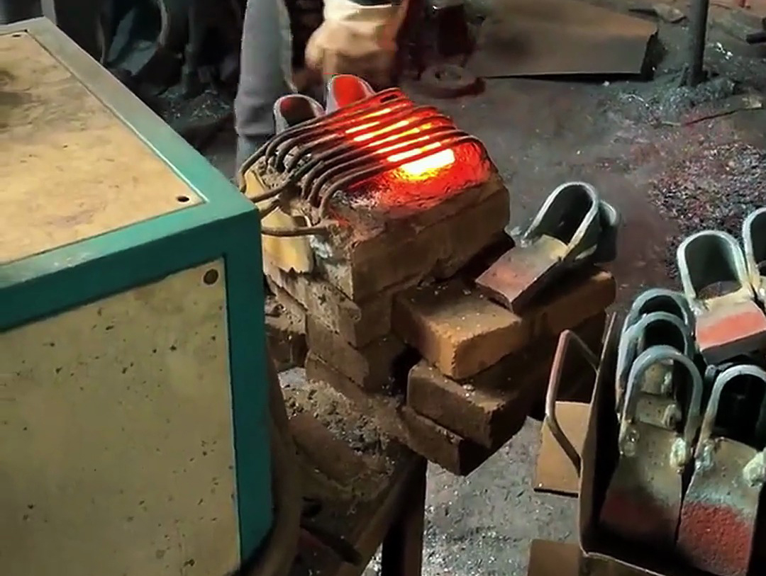 利用超音頻感應加熱技術，對鋤頭等農(nóng)具坯料進行快速、均勻加熱，隨后進行鍛造加工的工藝