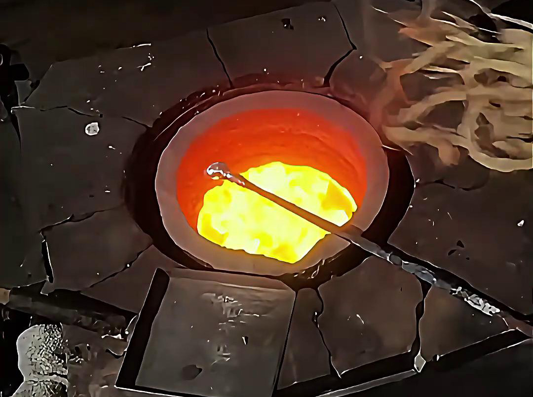 中頻熔煉爐熔化銀粉，根據(jù)需求配熔煉量大小